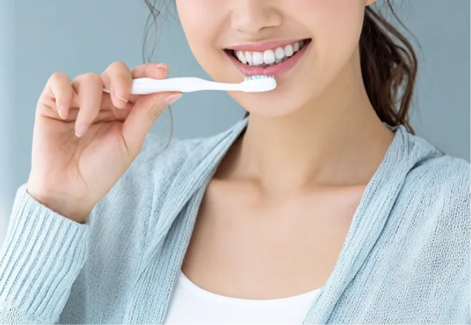 歯みがきをする女性