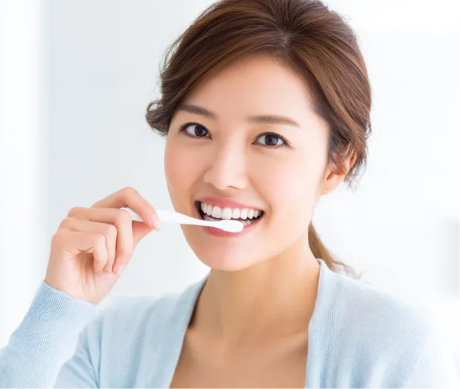 歯みがきをする女性