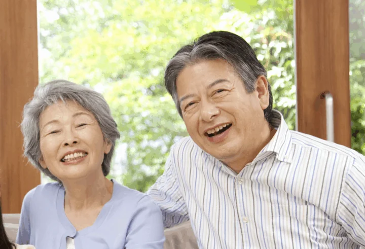笑顔のシニアの夫婦